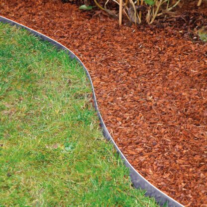 Obrzeże trawnikowe metal 19.5cm o nietuzinkowym wyglądzie to wyprodukowane w Niemczech stalowe obrzeże, które poprawi wygląd każdego trawnika.