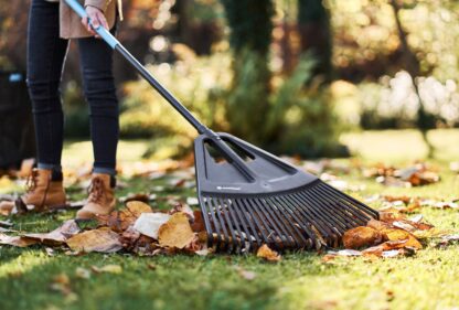 Grabie wachlarzowe IDEAL PRO służą do grabienia liści, trawy i innych odpadów ogrodowych na dużych powierzchniach i pełnią funkcję zgarniacza.