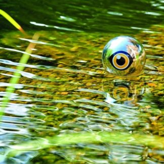 Odstraszacz ptaków- Pontec PondoScare Ball konstrukcja w naturalny sposób odstrasza czaple i inne zwierzęta od zbliżania się do stawu.