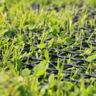 Siatka wzmacniająca podłoże RO2 może być stosowana w szeroko rozumianym wzmacnianiu podłoży i gruntów. Zapobiega tworzeniu się kolein oraz wzmacnia trawę.