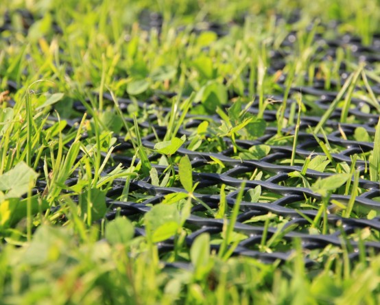 Siatka wzmacniająca podłoże RO2 może być stosowana w szeroko rozumianym wzmacnianiu podłoży i gruntów. Zapobiega tworzeniu się kolein oraz wzmacnia trawę.